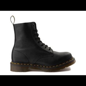 Womens Dr. Martens 1460 Pascal 8-Eye Boot - Black